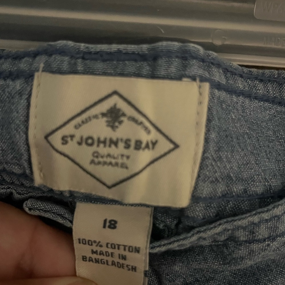 Women’s St. John's Bay Denim Blue Cargo Shorts - Picture 3 of 3